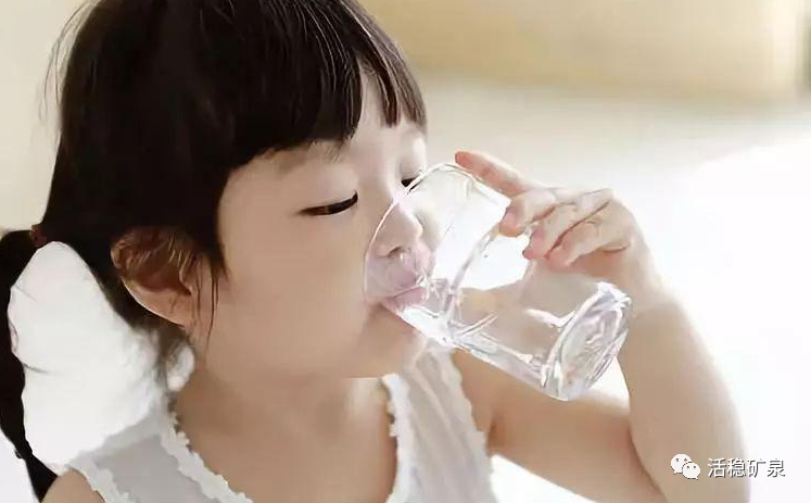 孩子感冒咳嗽，医生叮嘱要多喝水，很多人其实都理解错了......