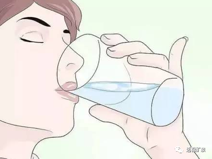 早起喝一杯水能预防血压升高吗？