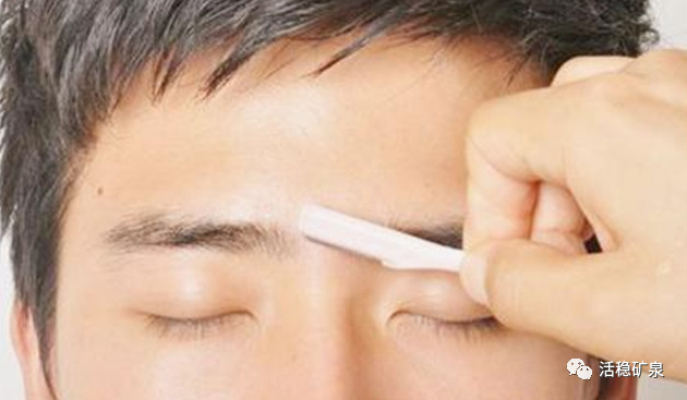 男性50岁之后眉毛突然变长，说明了什么？多数人或还蒙在鼓里