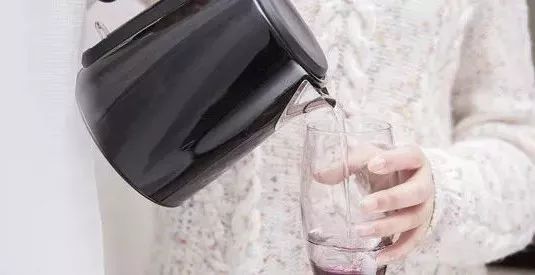 华仔不老秘诀：我不喝汽水 只喝水，而且……