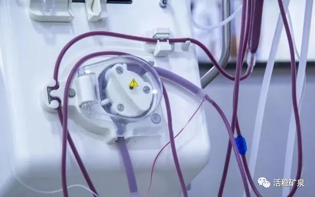 男子尿酸860，肾衰入院差点“痛死”，医生：睡前3件事别再做！