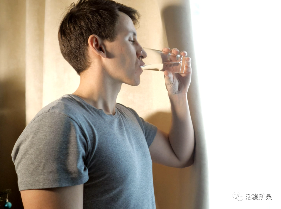 爱喝水的男人，总有一股神秘的魅力……