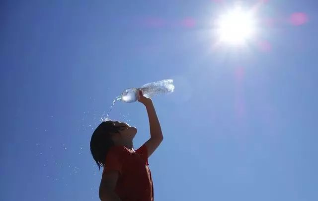 夏季警告！别这么喝水！心梗、猝死都和它有关......