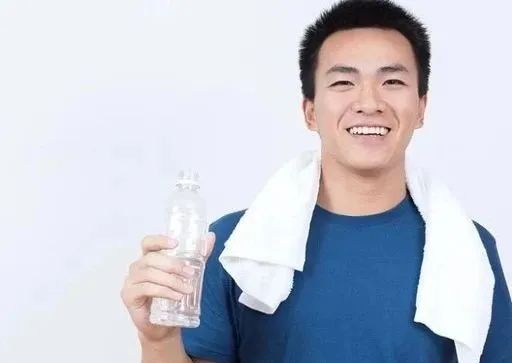 爱喝水的男人，总有一股神秘的魅力……